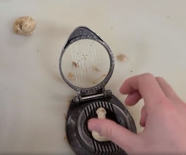 14 Trucos De Cocina Que Han Sido Probados Una forma sencilla de cortar champiñones.