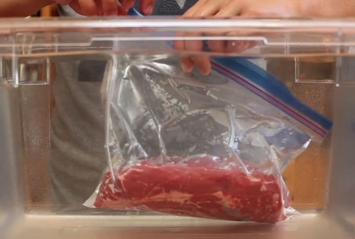 14 Trucos De Cocina Que Han Sido Probados crear un vacío en una bolsa ziplock