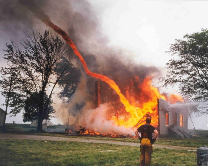 Hechos Espeluznantes Comprobados Los remolinos de fuego pueden llegar a ser tan grandes como un tornado EF3