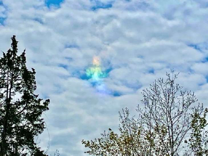 7. Una nube iridiscente. También conocidas como "arco iris de fuego" o "nubes arcoíris", estas nubes son causadas por pequeños cristales de hielo o gotitas de agua en el aire que dispersan la luz del sol.ç