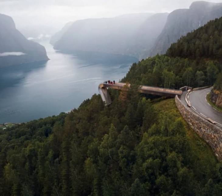 14. "Siempre me ha sorprendido la forma en que los noruegos son capaces de construir cosas sin arruinar el paisaje".