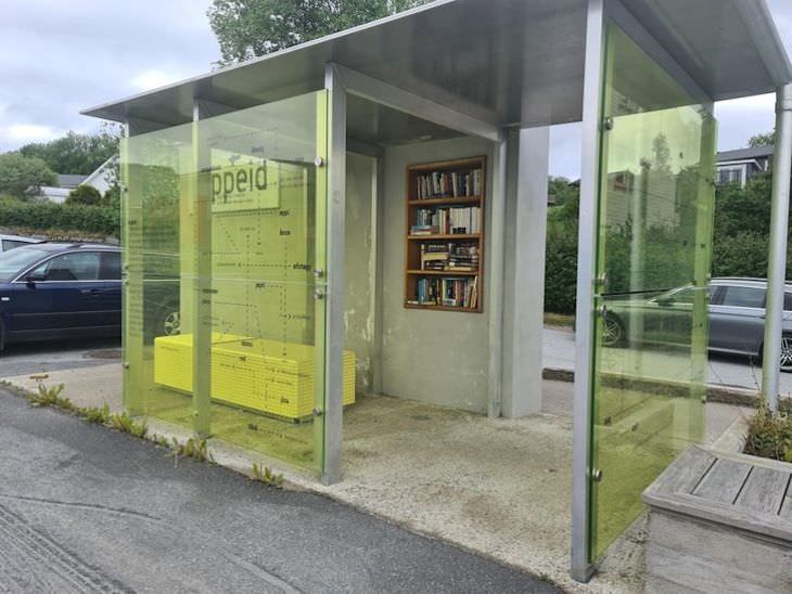 13. Una parada de autobús en Noruega con libros que puedes leer mientras esperas.