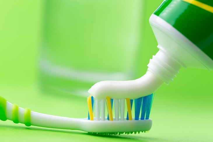 4. Usa una pasta de dientes poco abrasiva