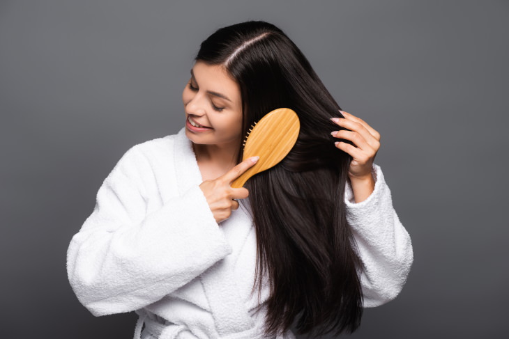 Consejos Para Aumentar El Brillo Del Cabello Cepilla el cabello a diario