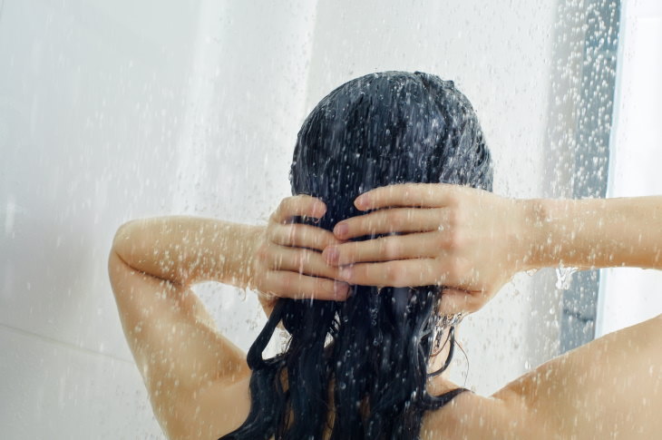 Consejos Para Aumentar El Brillo Del Cabello Lava tu cabello con agua tibia