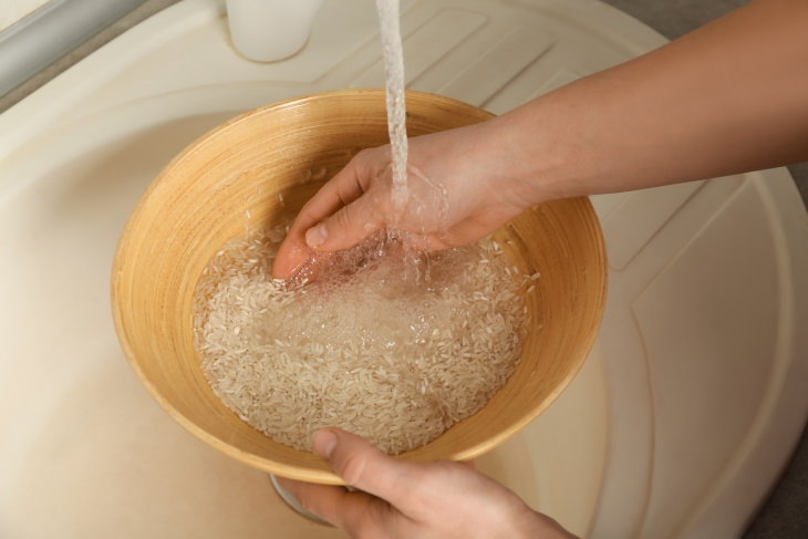 Consejos Para Aumentar El Brillo Del Cabello Enjuaga tu cabello con agua de arroz