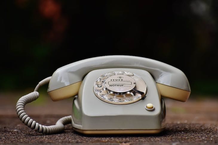 3. En 2011, el residente del Reino Unido Lee Beaumont configuró su línea telefónica como un número de tarifa premium porque se cansó de las llamadas de telemercadeo. Cuando las personas que llamaban para venderle algo lo llamaban, él ganaba dinero manteniéndolos en línea.