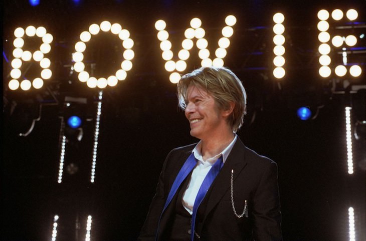 5. David Bowie fue rechazado por un grupo de selección de talentos de la BBC justo antes de su gran avance, afirmando que era un "vocalista de apariencia amateur que canta notas equivocadas y está desafinado".