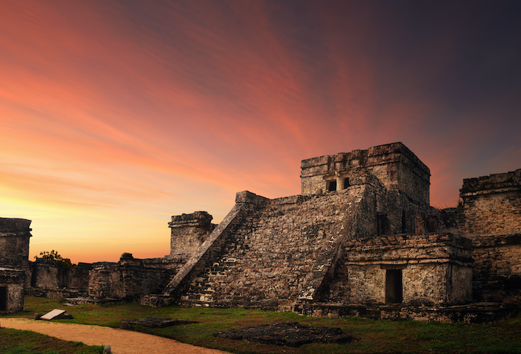 10. El pueblo maya construyó sus templos de manera que un aplauso en la base del templo produciría un eco que suena como la llamada del pájaro sagrado quetzal. Creían que el pájaro era un mensajero de los dioses.+