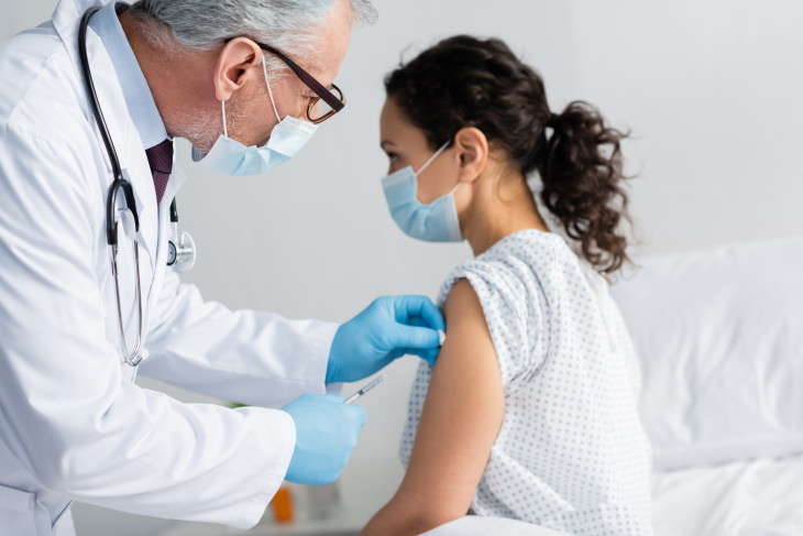 ¿Son los efectos secundarios de las vacunas un indicador de eficacia?