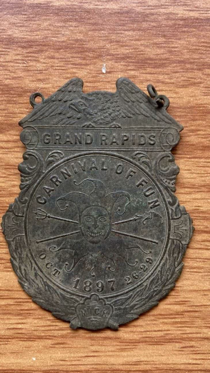 21 Cosas Descubiertas Por Detectores De Metales Esta medalla es del Carnaval de la Diversión 1897