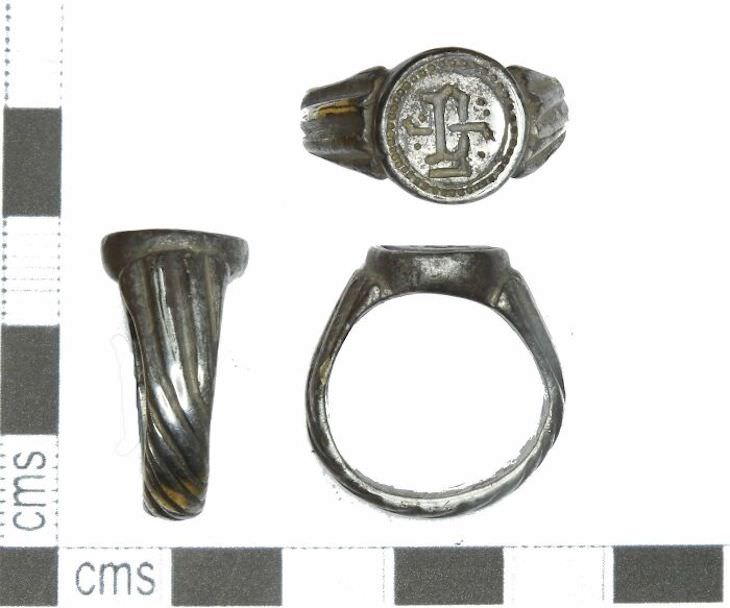 21 Cosas Descubiertas Por Detectores De Metales Este anillo fue identificado como de finales de la Edad Media y data de alrededor de 1450