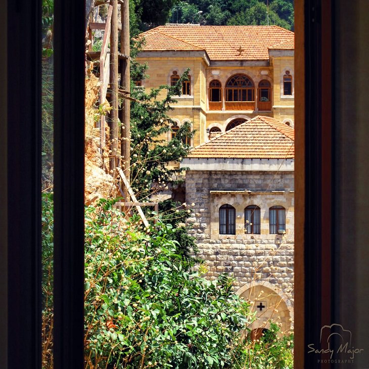 Fotografías a Través De Puertas y Ventanas Qozhaya, Líbano