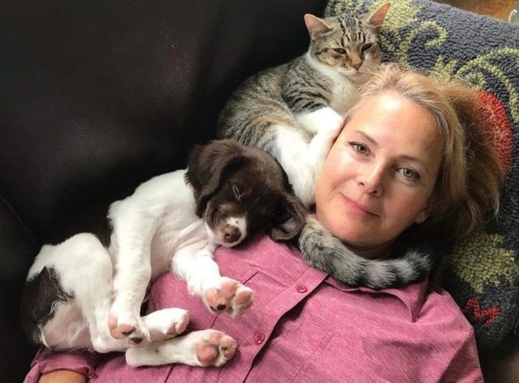 Amistad Entre Humanos y Animales Mujer con su gato y su perro