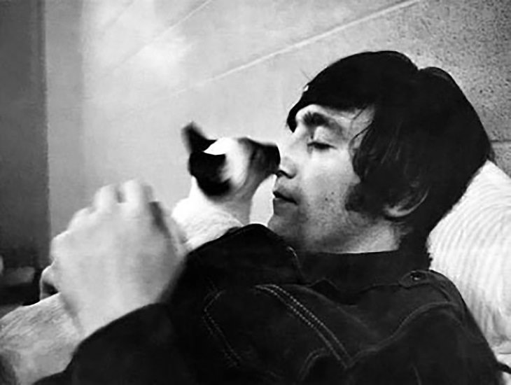 Personajes Famosos y Sus Gatos  John Lennon 