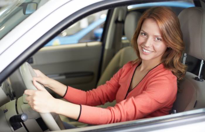Ajustar El Asiento De Tu Auto Puede Evitar Lesiones Colocación del cinturón de seguridad