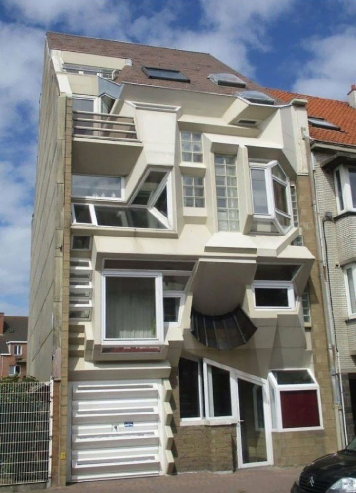 Casa con múltiples ventanas