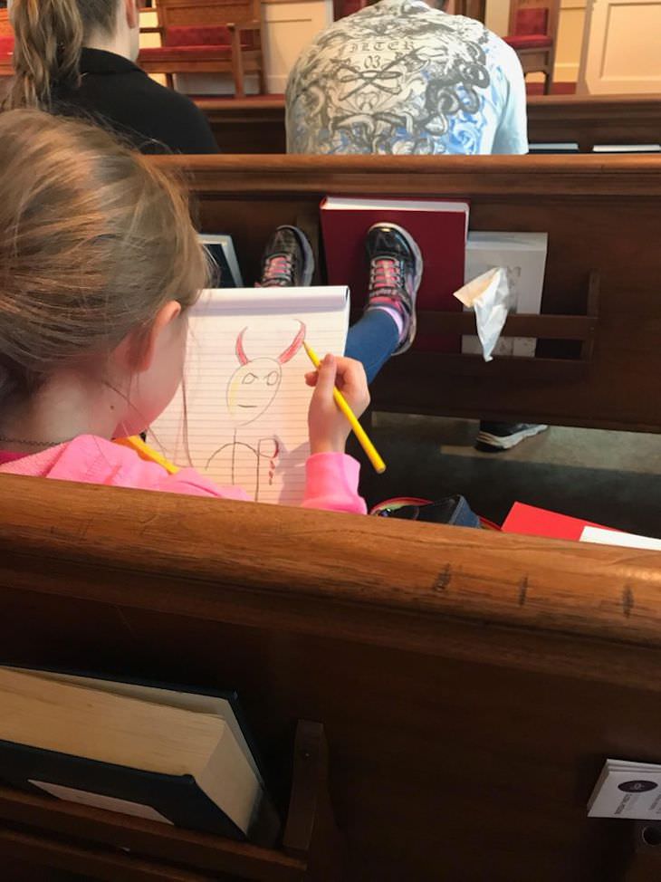 Fotos Divertidas La Vida Con Niños Niña dibujando un diablo en la iglesia