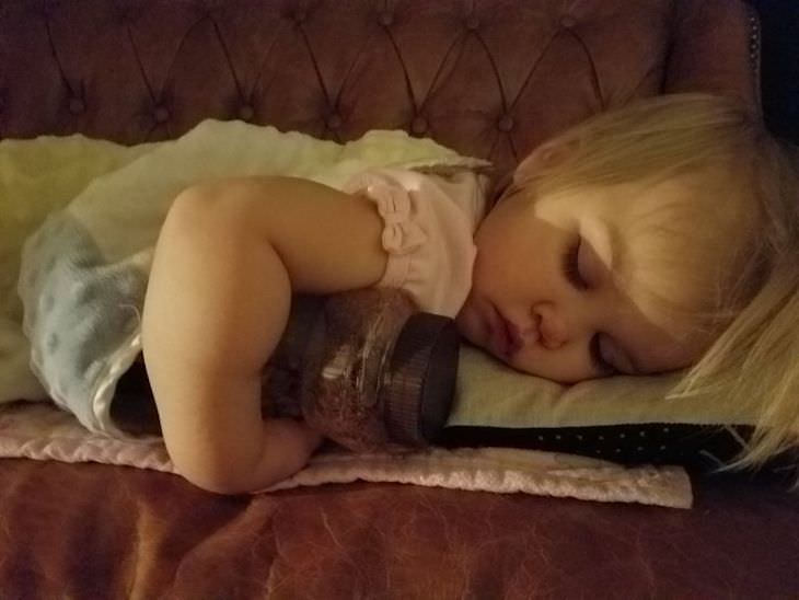 Fotos Divertidas La Vida Con Niños Niña durmiendo abrazando un frasco de cacahuates