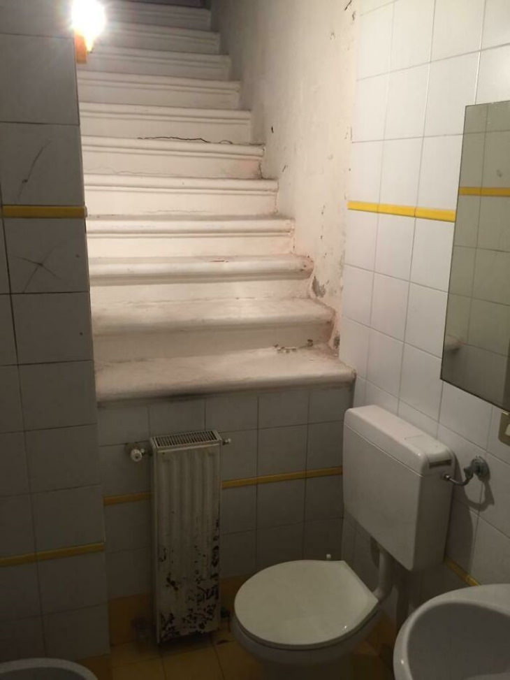 Baño con escaleras