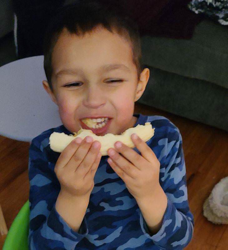 Fotos Divertidas La Vida Con Niños Niño comiendo banana