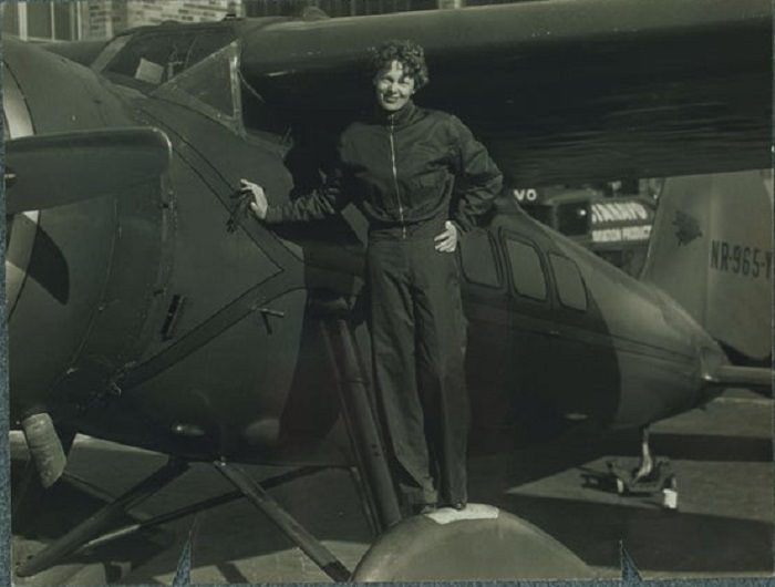  Fotografías De Eventos De Los Años 30 y 40 Amelia Earhart de pie en su avión, 1934