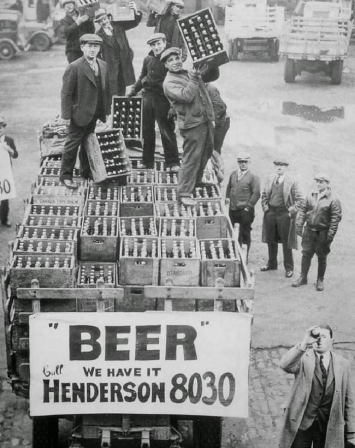 Hombre reparando su coche, 1934 Primera entrega de cerveza después de la prohibición, 1933