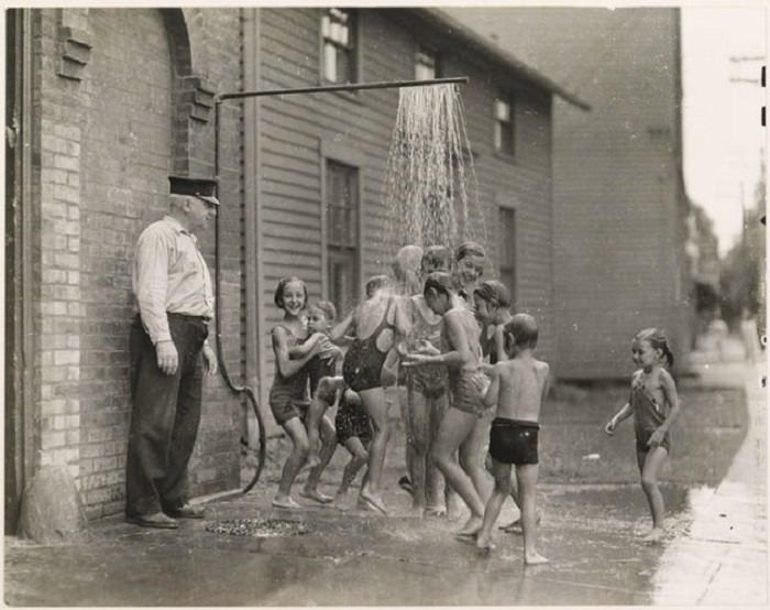  Fotografías De Eventos De Los Años 30 y 40 Niños refrescándose afuera de una estación de bomberos, 1935
