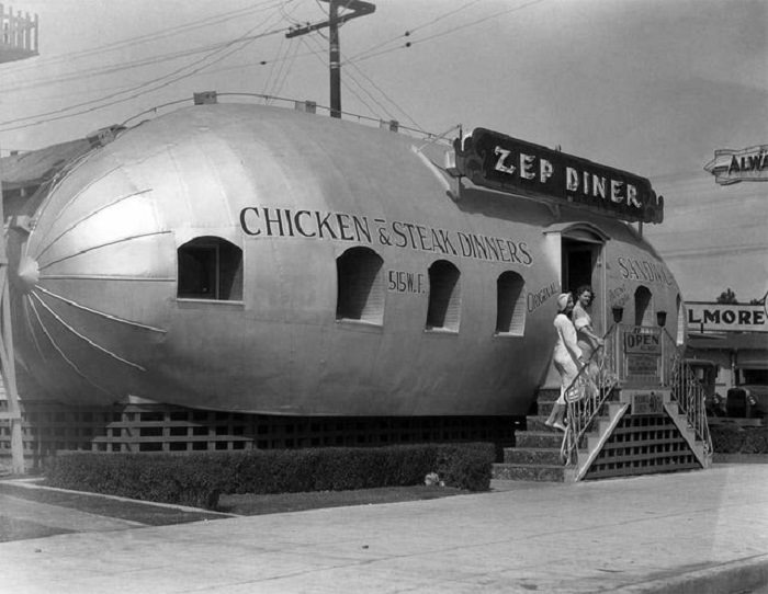 Hombre reparando su coche, 1934 Entrada a un restaurante con forma de zepelín, 1930