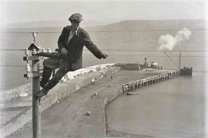 Hombre reparando su coche, 1934 Un ingeniero en un poste de telégrafo, 1936