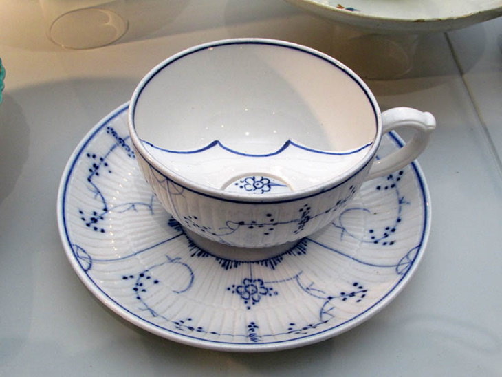 Fascinantes Hechos Históricos Los hombres victorianos bebían té en tazas especiales que protegían sus bigotes