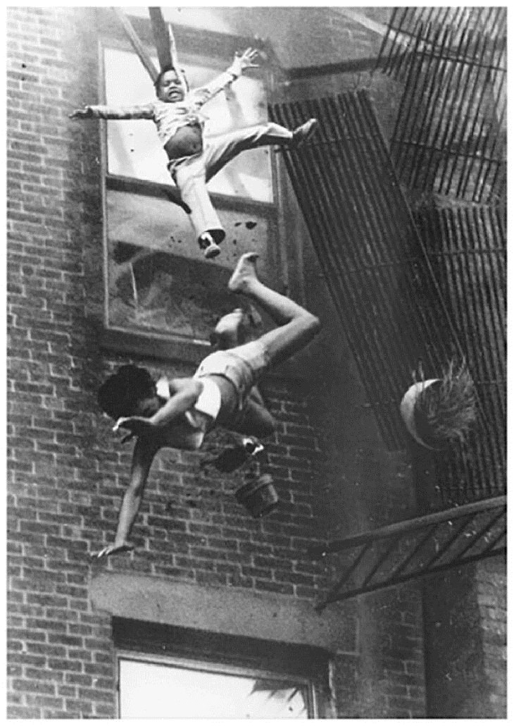 Historia Detrás De Fotos Icónicas "Colapso de la escalera de incendios" (1976)