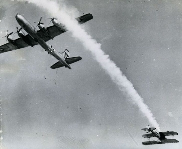 Historia Detrás De Fotos Icónicas "Casi una colisión en exhibición aérea" (1950)