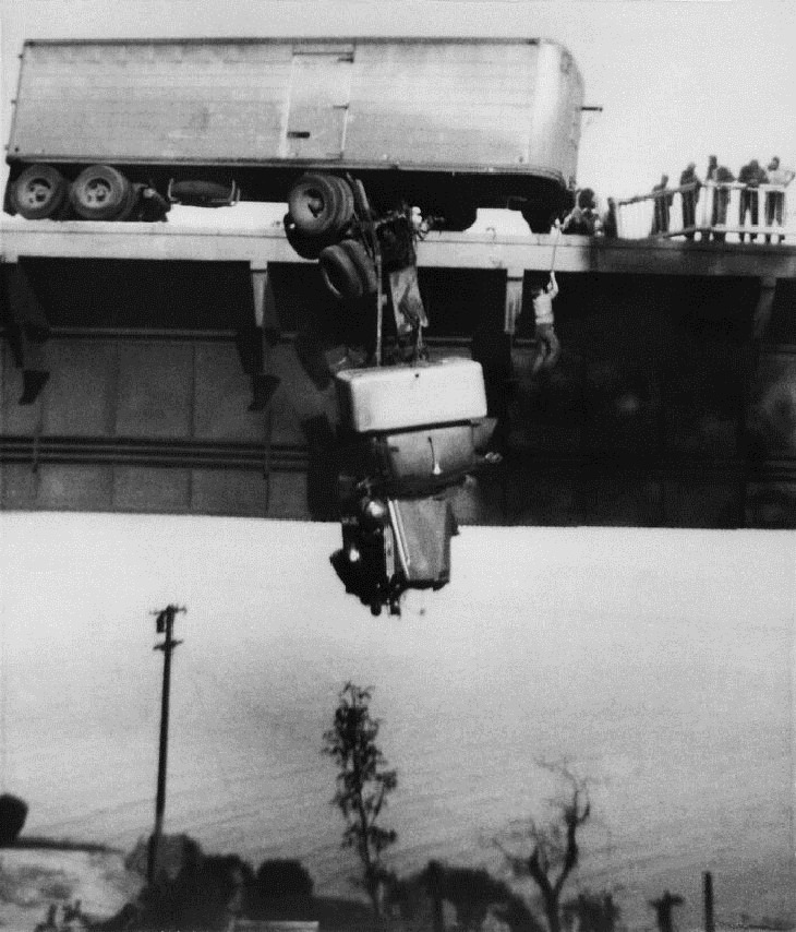 Historia Detrás De Fotos Icónicas "Rescate en el puente del río Pit" (1954)