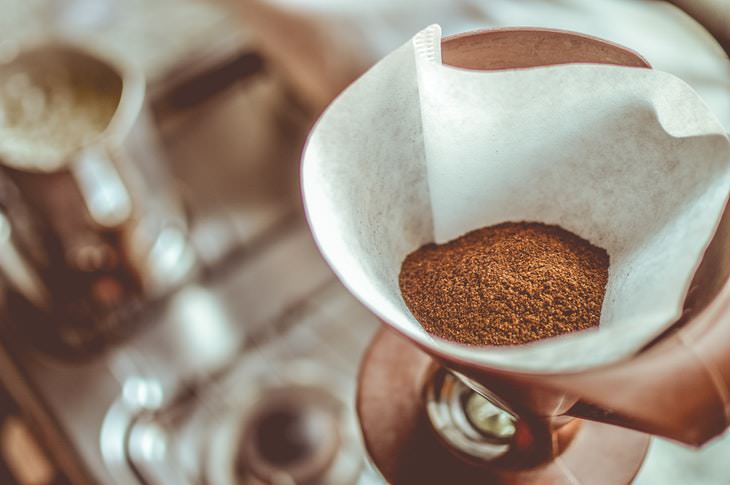 Formas De Reutilizar Los Restos De Comida Los posos de café son un gran fertilizante