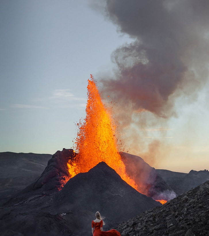 Autorretratos frente a un volcán en erupción Mujer mirando al volcán haciendo erupción