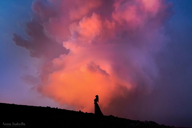 Autorretratos frente a un volcán en erupción Silueta en neblina rosada