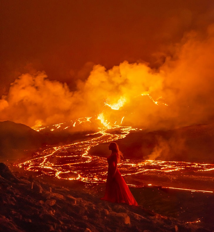 Autorretratos frente a un volcán en erupción Mujer caminando cerca de la lava