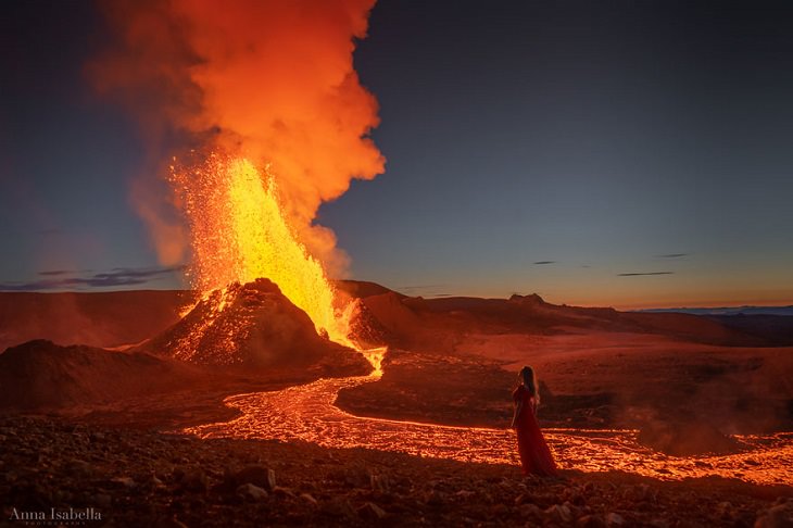 Autorretratos frente a un volcán en erupción Mujer observa el volcán y la lava
