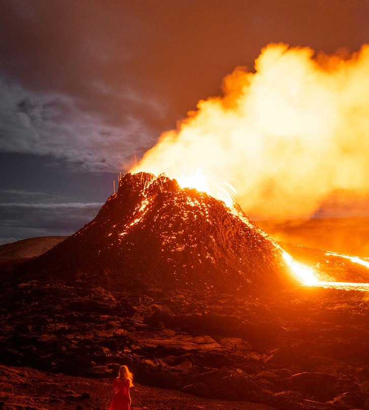 Autorretratos frente a un volcán en erupción Volcán haciendo erupción