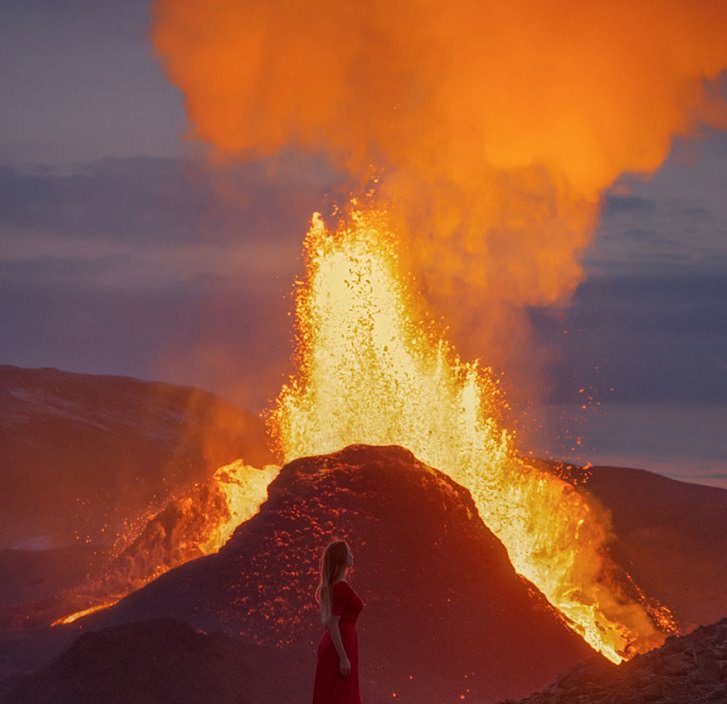 Autorretratos frente a un volcán en erupción Mujer parada frente al volcán