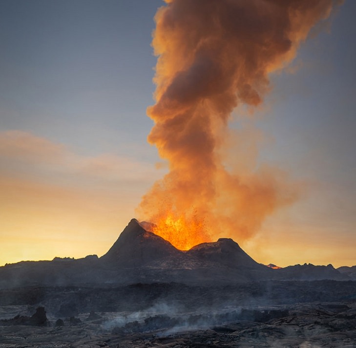 Autorretratos frente a un volcán en erupción Volcán y fumarolas