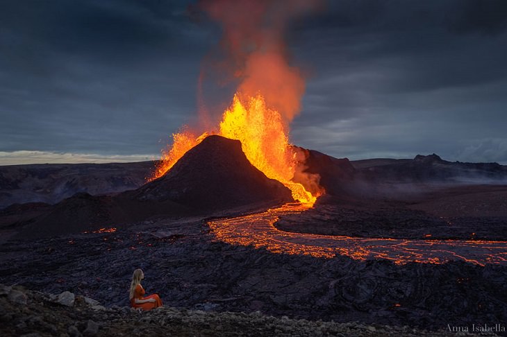 Autorretratos frente a un volcán en erupción Mujer sentada observando el volcán