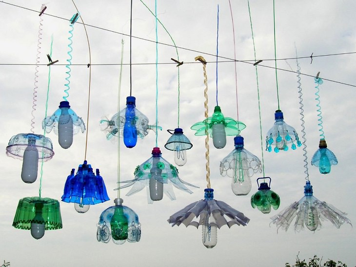 Esculturas Hechas Con Botellas Recicladas Lámparas colgando