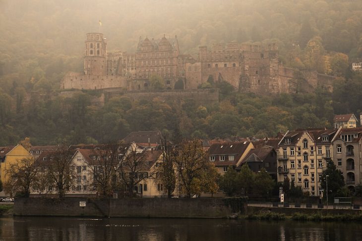Castillos De Todo El Mundo El castillo de Heidelberg tiene vistas a la histórica ciudad de Schlosshof en Alemania