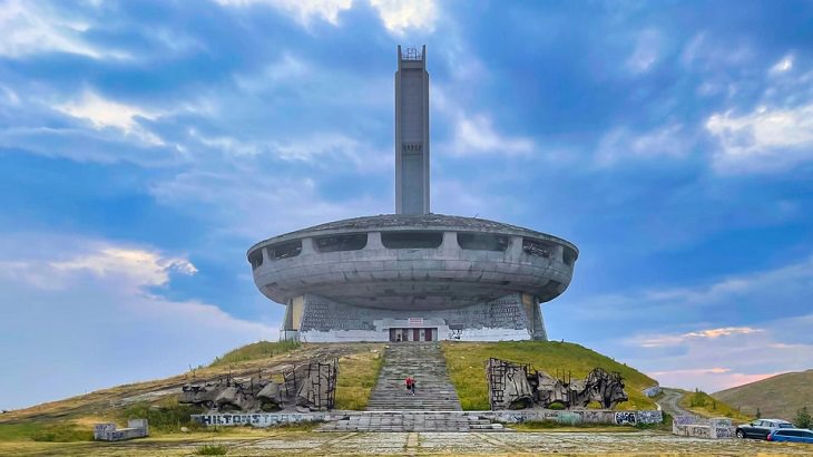 Edificios Extraños El Monumento Buzludzha: una estructura similar a una nave espacial de la era soviética en Bouzloudja, Bulgaria