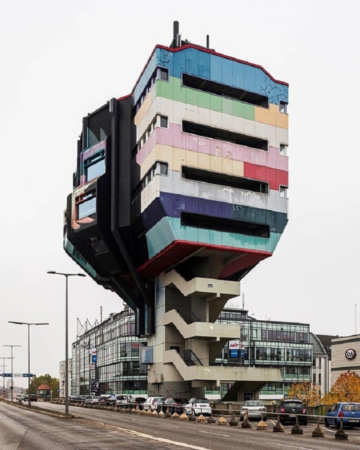 Edificios Extraños  The Bierpinsel - Berlín, Alemania. Este edificio con forma de árbol parece estar encaramado en su tronco
