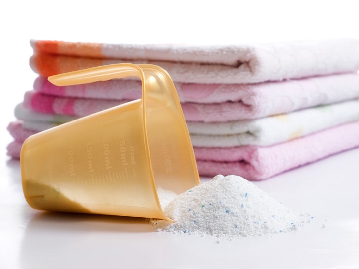 Mito 4: usar más detergente ayuda a limpiar la ropa