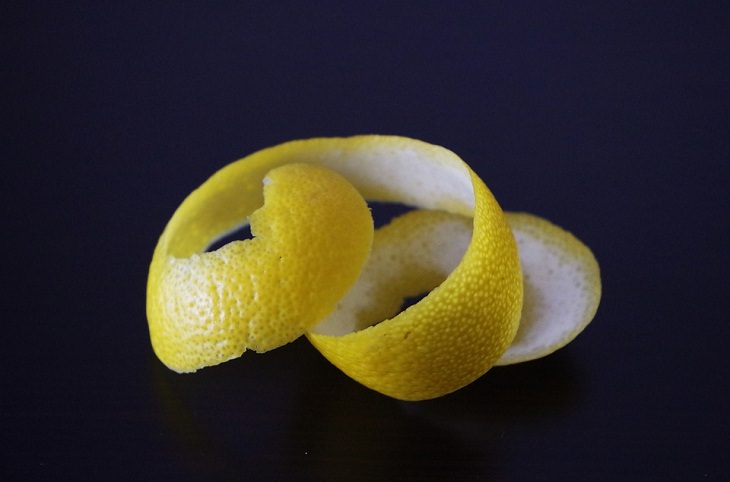 Mito 10: los limones pueden limpiar el triturador de basura
