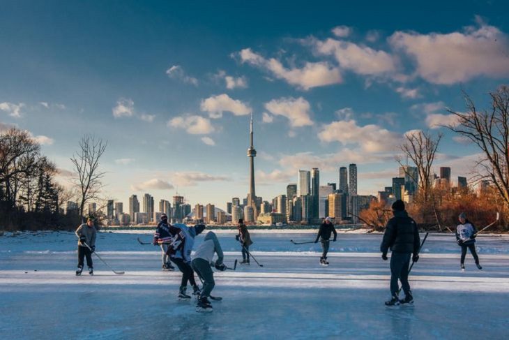  La Vida En Canadá Un partido de hockey en curso en Sunfish Cut, Toronto Islands